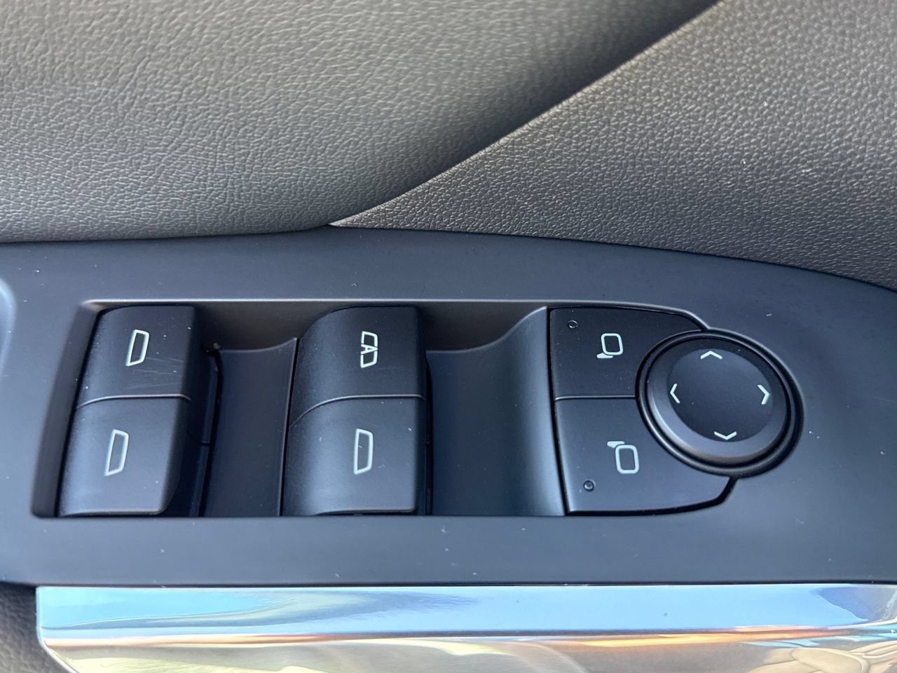 Used 2025 Chevrolet Traverse LT AWD/4WD image 16