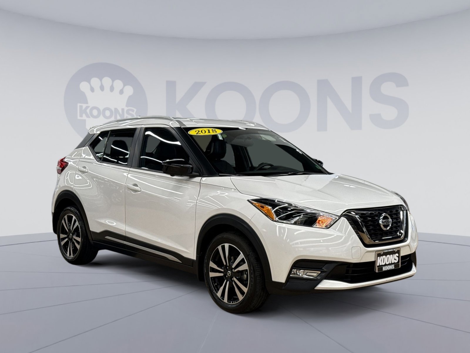 Used 2018 Nissan Kicks SR w/ Premium Package FWD image 2