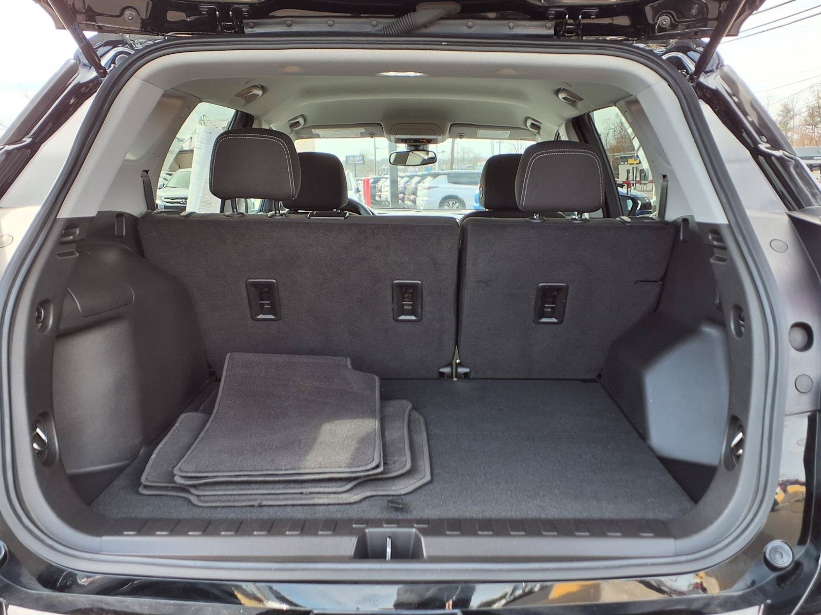 Used 2024 GMC Terrain SLE w/ Driver Convenience Package FWD image 17