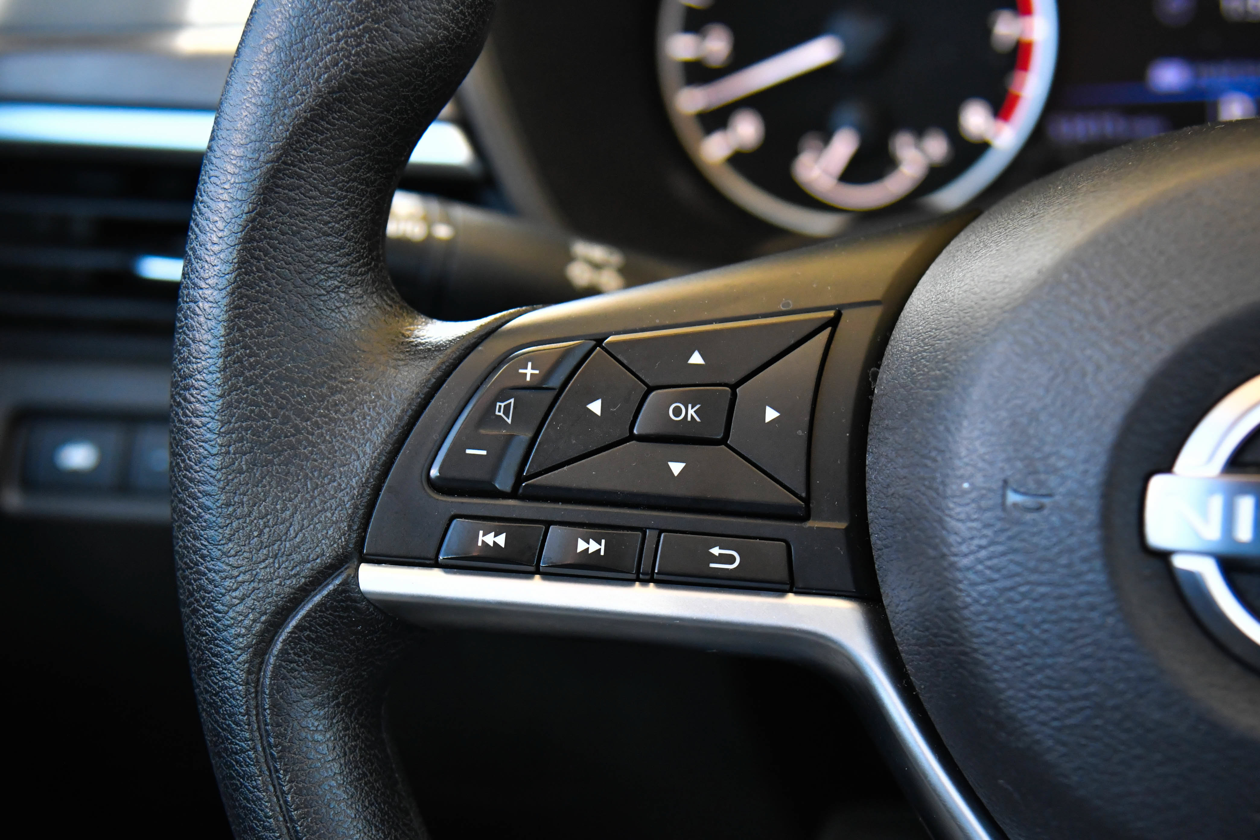 Used 2024 Nissan Altima 2.5 SV FWD image 27