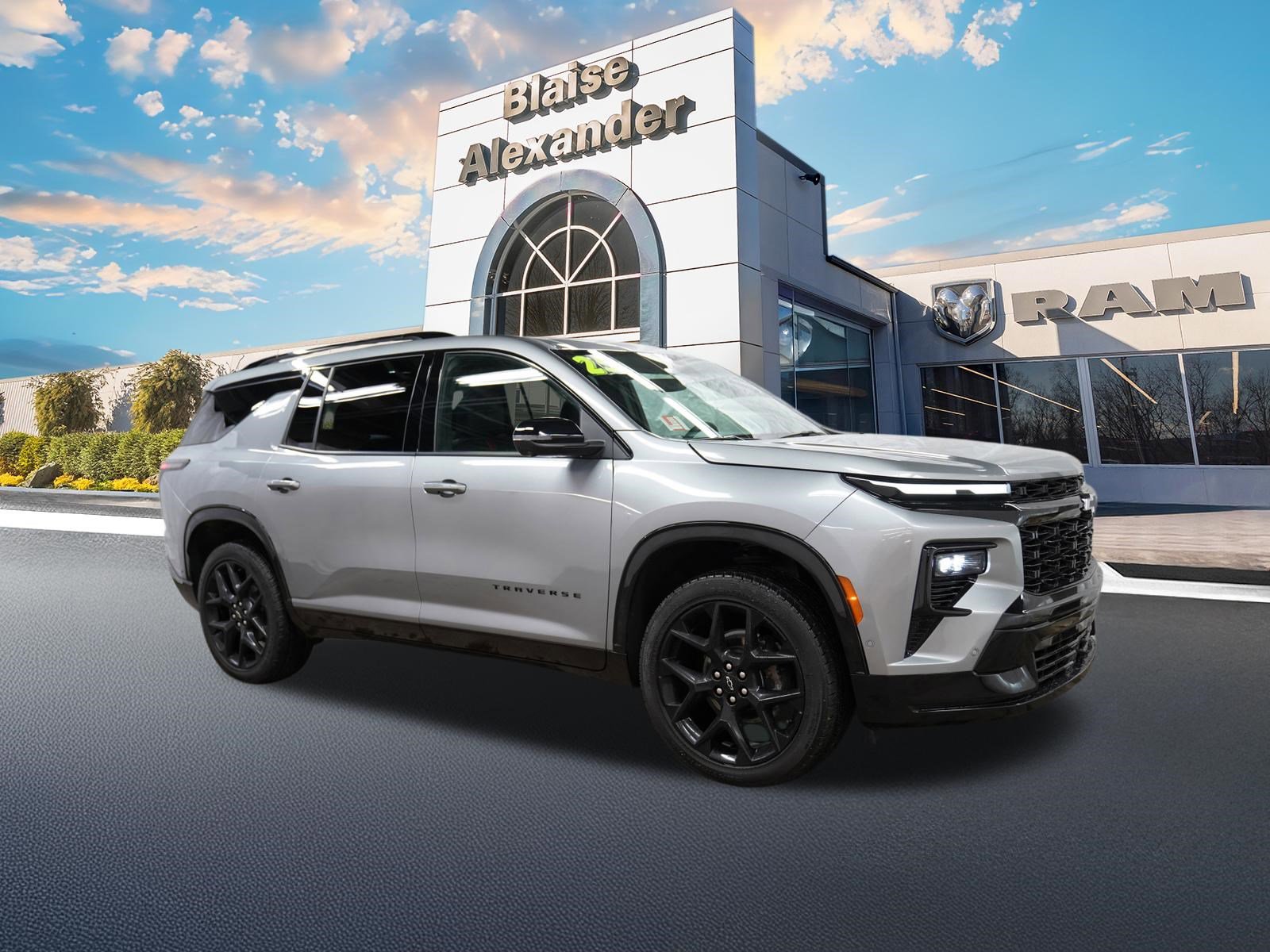 Used 2025 Chevrolet Traverse RS image 1