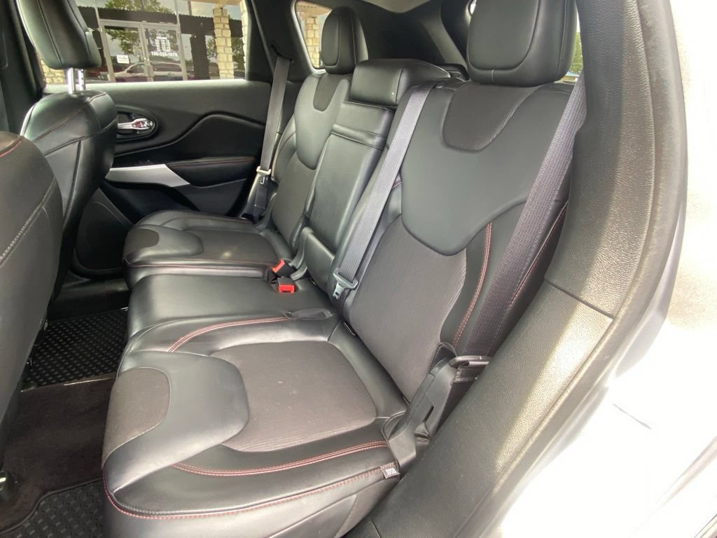 Used 2018 Jeep Cherokee Trailhawk AWD/4WD image 51