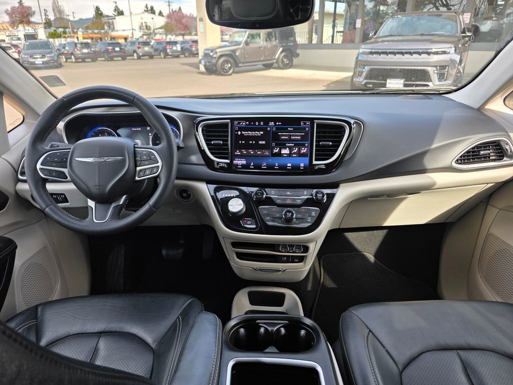 Used 2022 Chrysler Pacifica Touring-L image 5