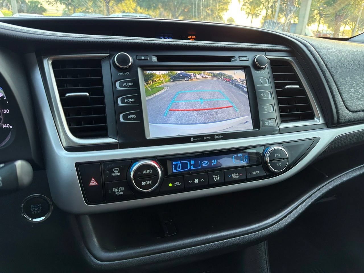 Used 2019 Toyota Highlander SE FWD image 7