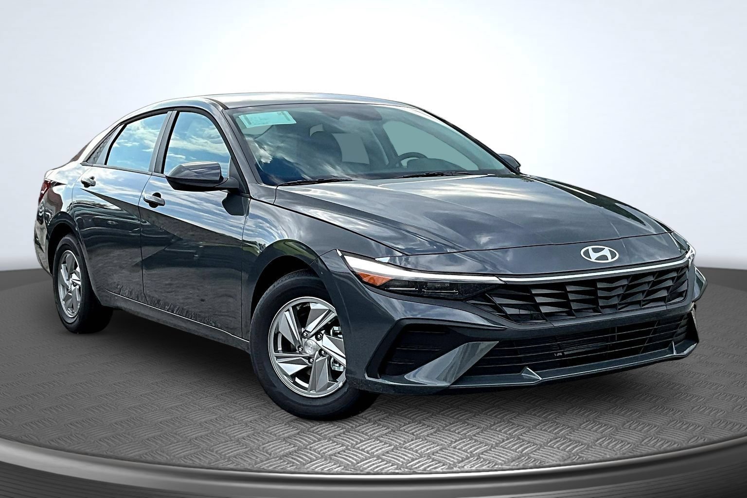 New 2026 Hyundai Elantra SE FWD image 2