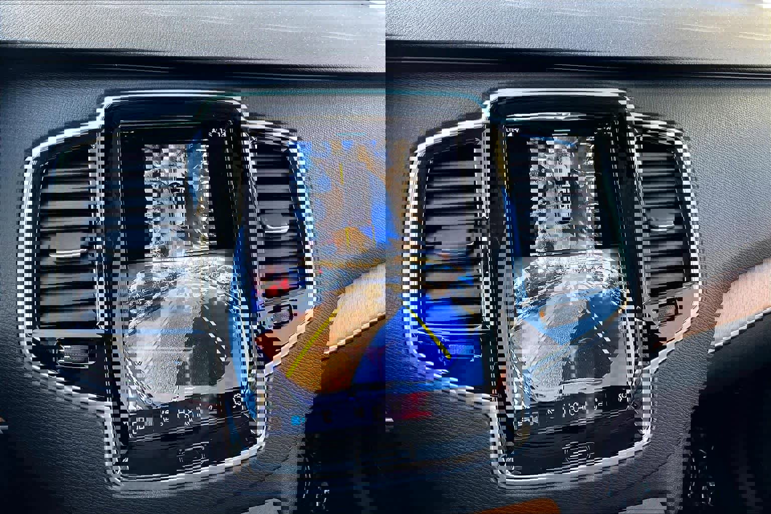 Certified 2024 Volvo XC90 B6 Plus image 28