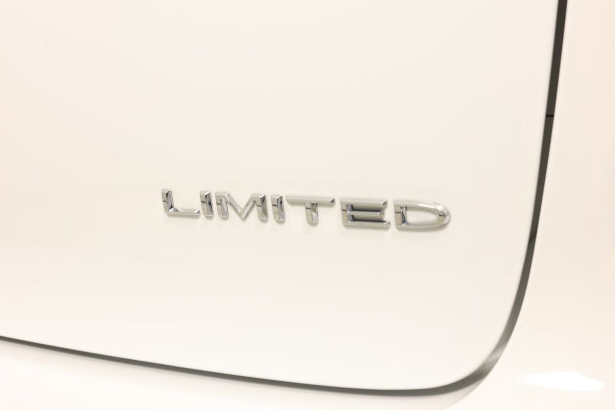 Used 2024 Chrysler Pacifica Limited FWD image 17