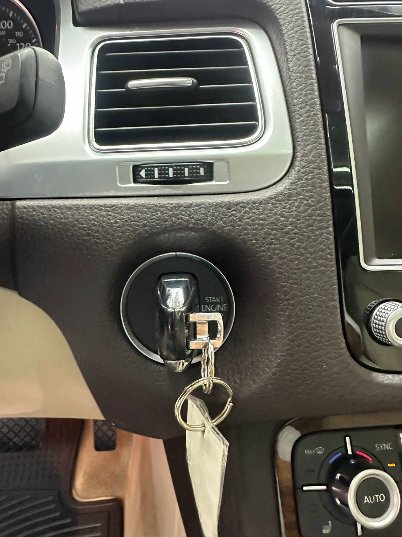 Used 2015 Volkswagen Touareg VR6 image 13