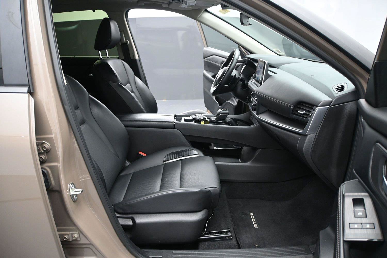 Used 2024 Nissan Rogue SV w/ SV Premium Package AWD/4WD image 16