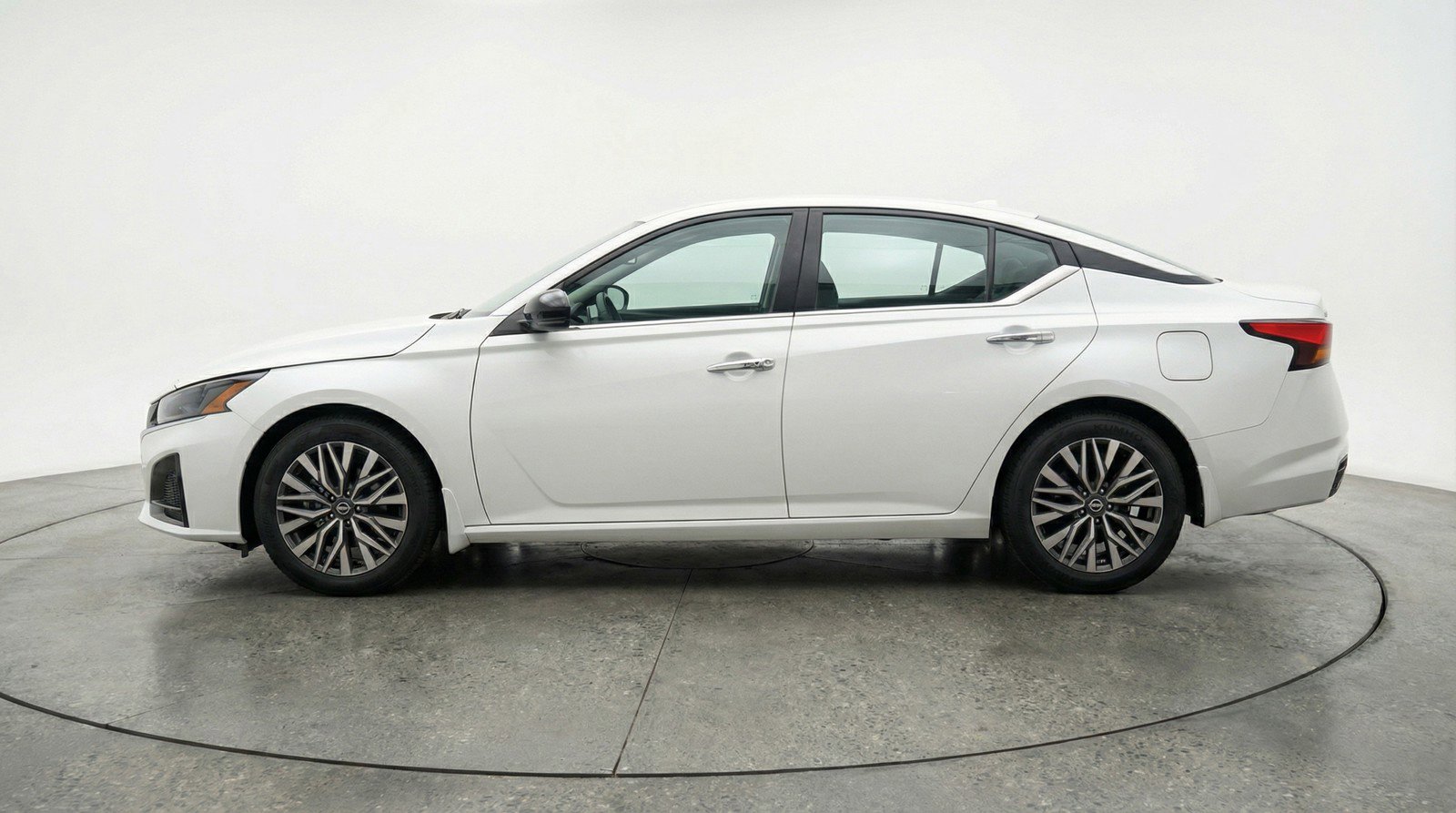 Used 2025 Nissan Altima 2.5 SV FWD image 5