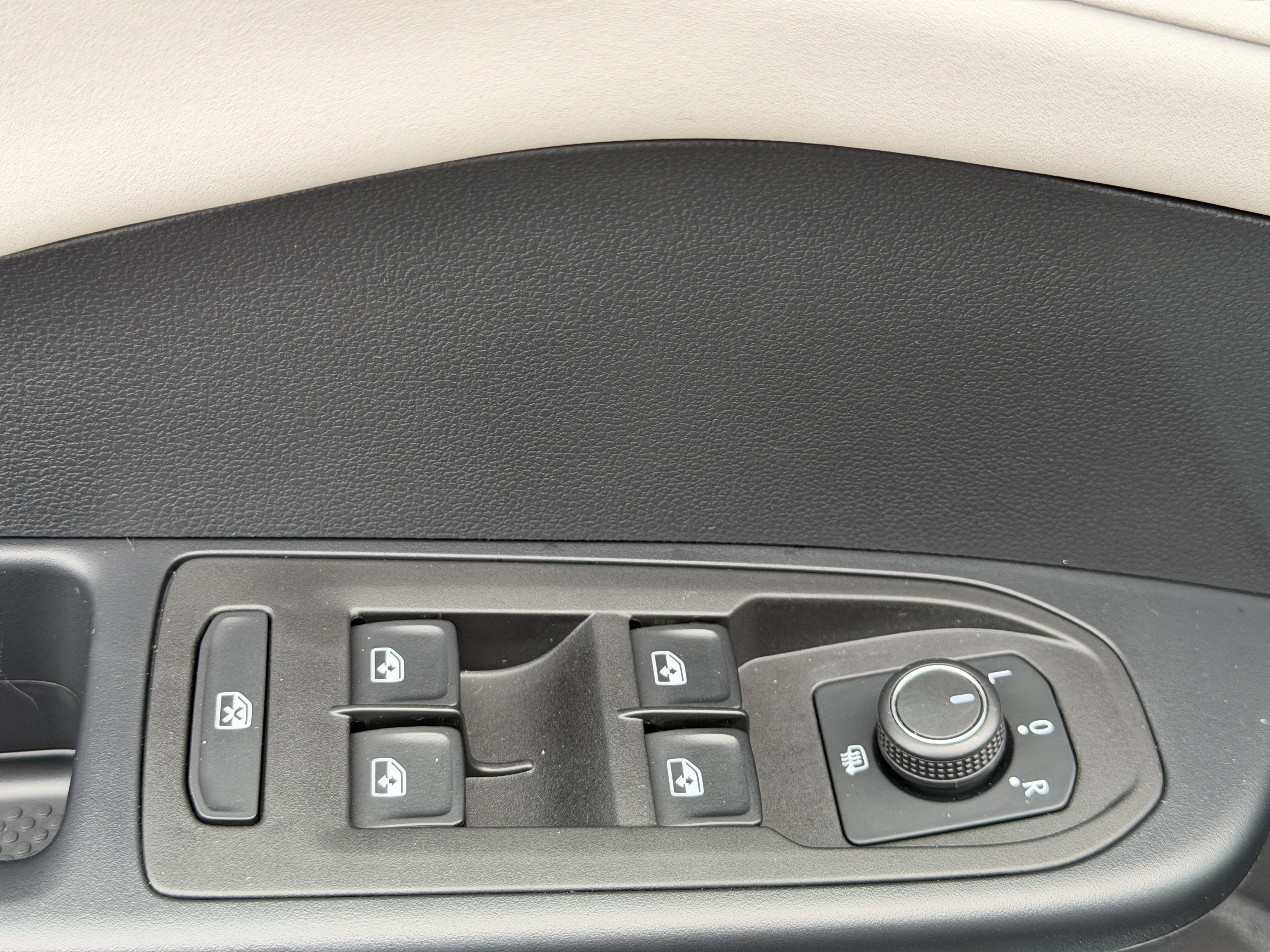 Used 2025 Volkswagen Taos SE image 17