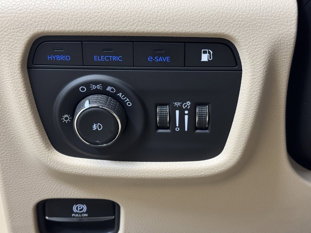 Used 2025 Jeep Grand Cherokee Limited 4xe w/ Luxury Tech Group II image 32