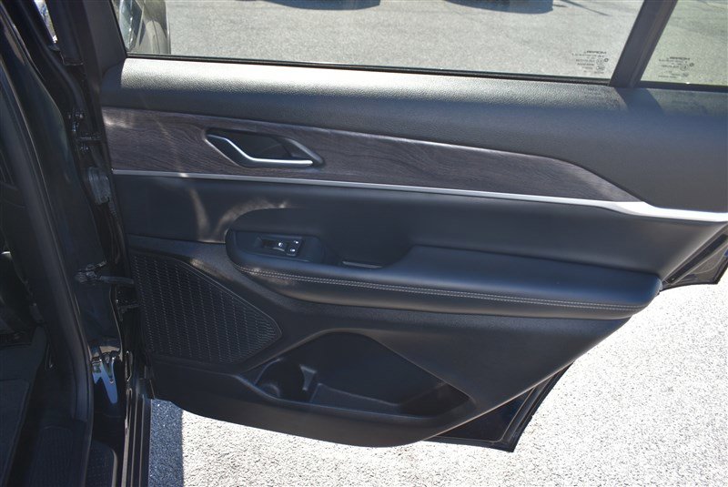 Used 2023 Jeep Grand Cherokee L Limited AWD/4WD image 25