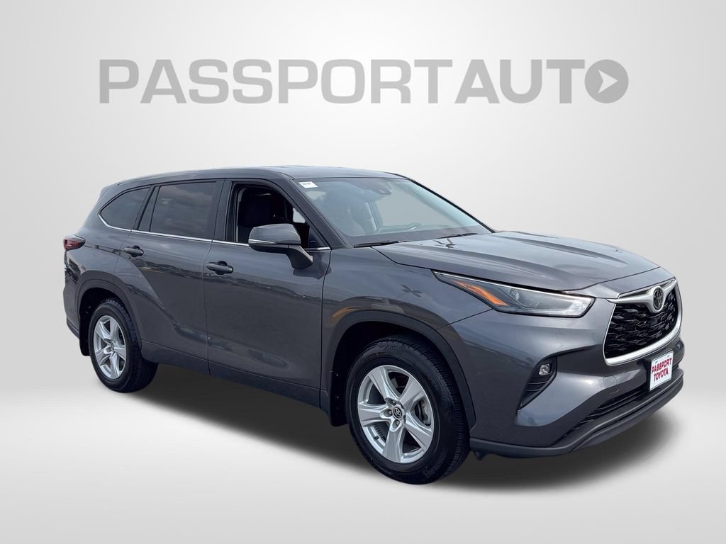 Used 2025 Toyota Highlander LE AWD/4WD image 11
