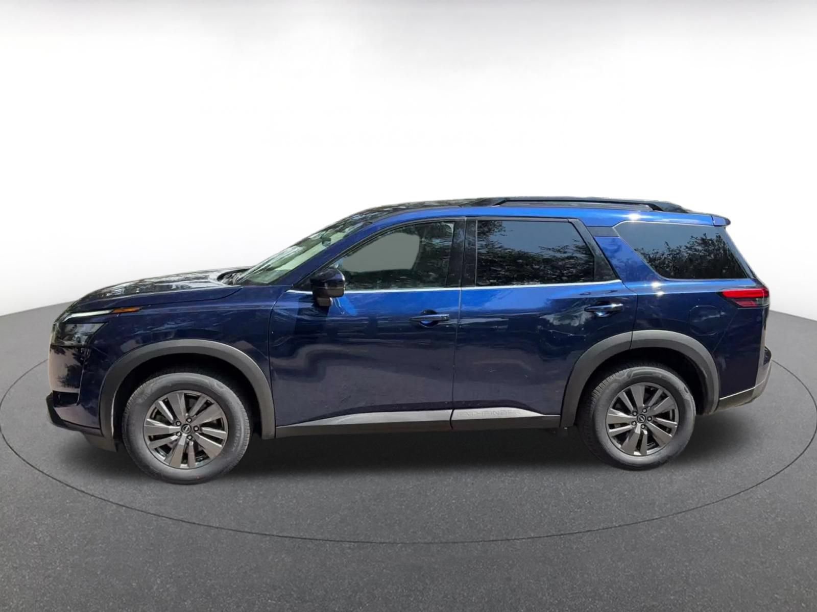 Used 2025 Nissan Pathfinder SV FWD image 8