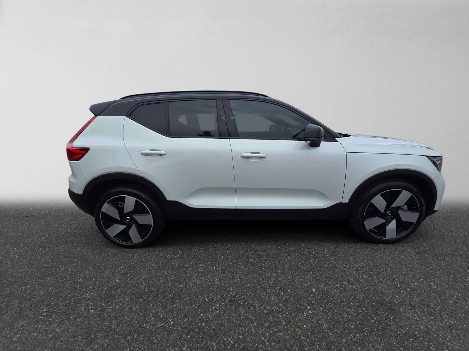 Used 2023 Volvo XC40 Recharge Ultimate AWD/4WD image 2