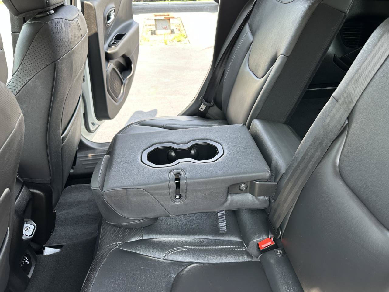 Used 2020 Jeep Renegade Limited w/ UConnect 8.4 Nav Group AWD/4WD image 33