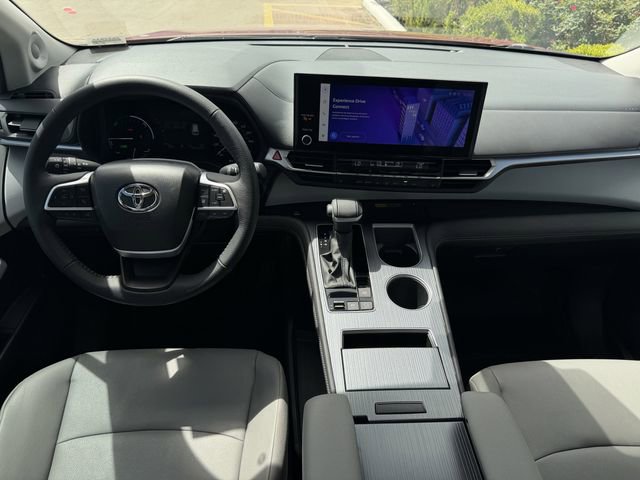 Used 2025 Toyota Sienna XLE w/ XLE Plus Package image 9