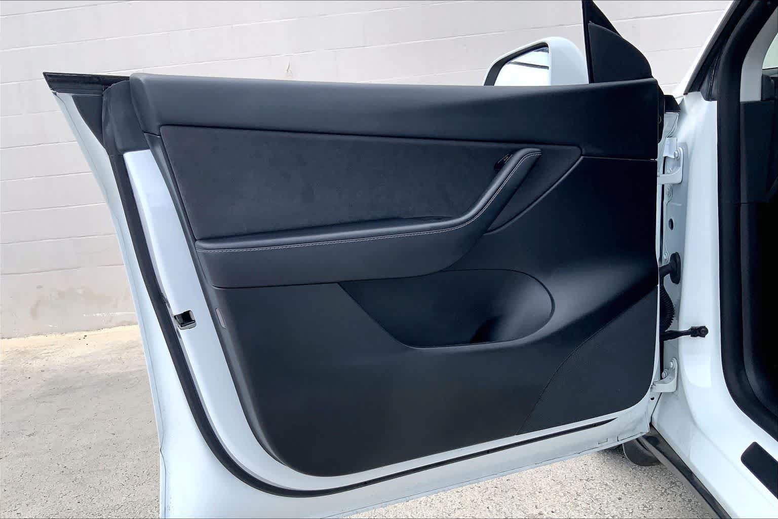 Used 2022 Tesla Model Y Long Range AWD/4WD image 27