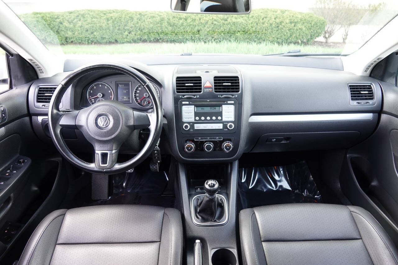 Used 2010 Volkswagen Jetta Limited Edition FWD image 3