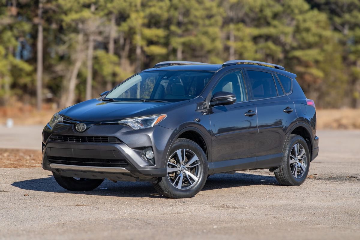 Used 2018 Toyota RAV4 XLE image 1