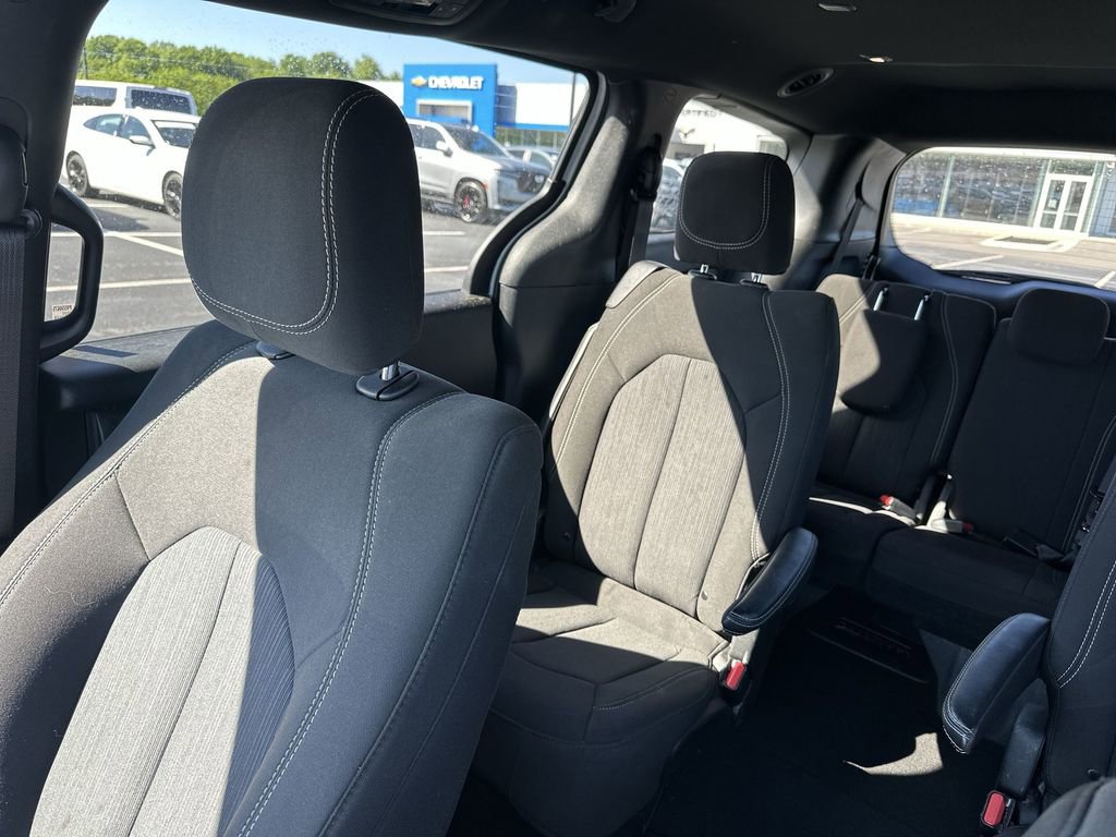Used 2023 Chrysler Pacifica Touring FWD image 12