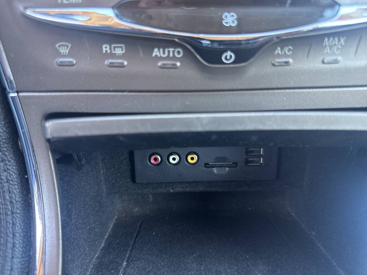 Used 2011 Lincoln MKX AWD w/ Wood Pkg image 10