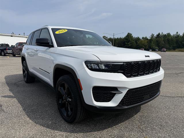 Used 2023 Jeep Grand Cherokee Altitude AWD/4WD image 9