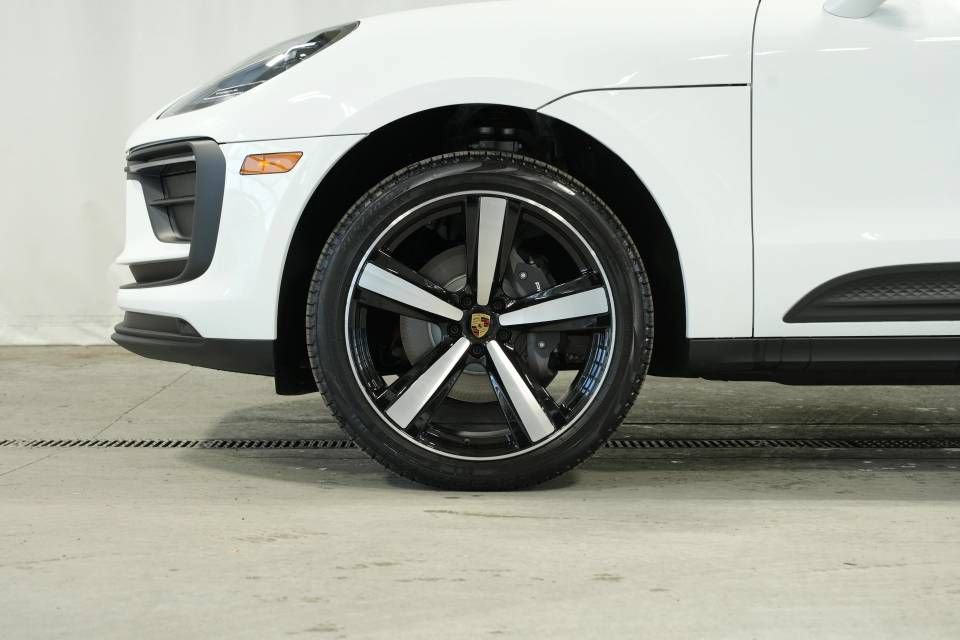Certified 2026 Porsche Macan AWD/4WD image 40