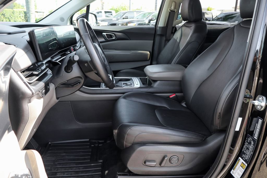 Used 2025 Kia Carnival image 18