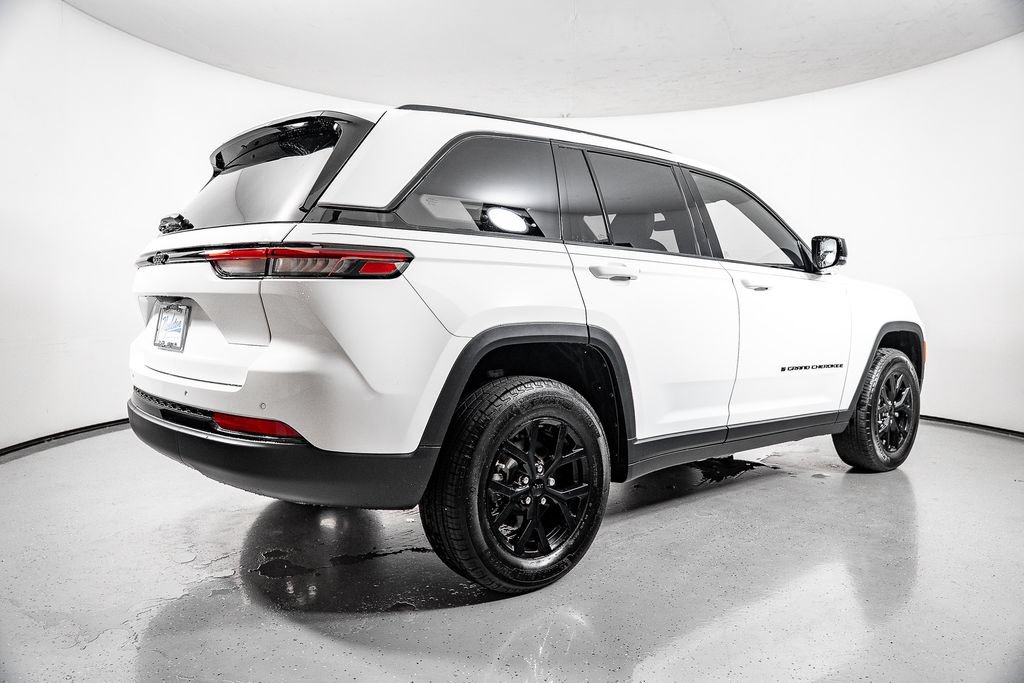 Used 2025 Jeep Grand Cherokee Altitude w/ Trailer Tow Package RWD image 9