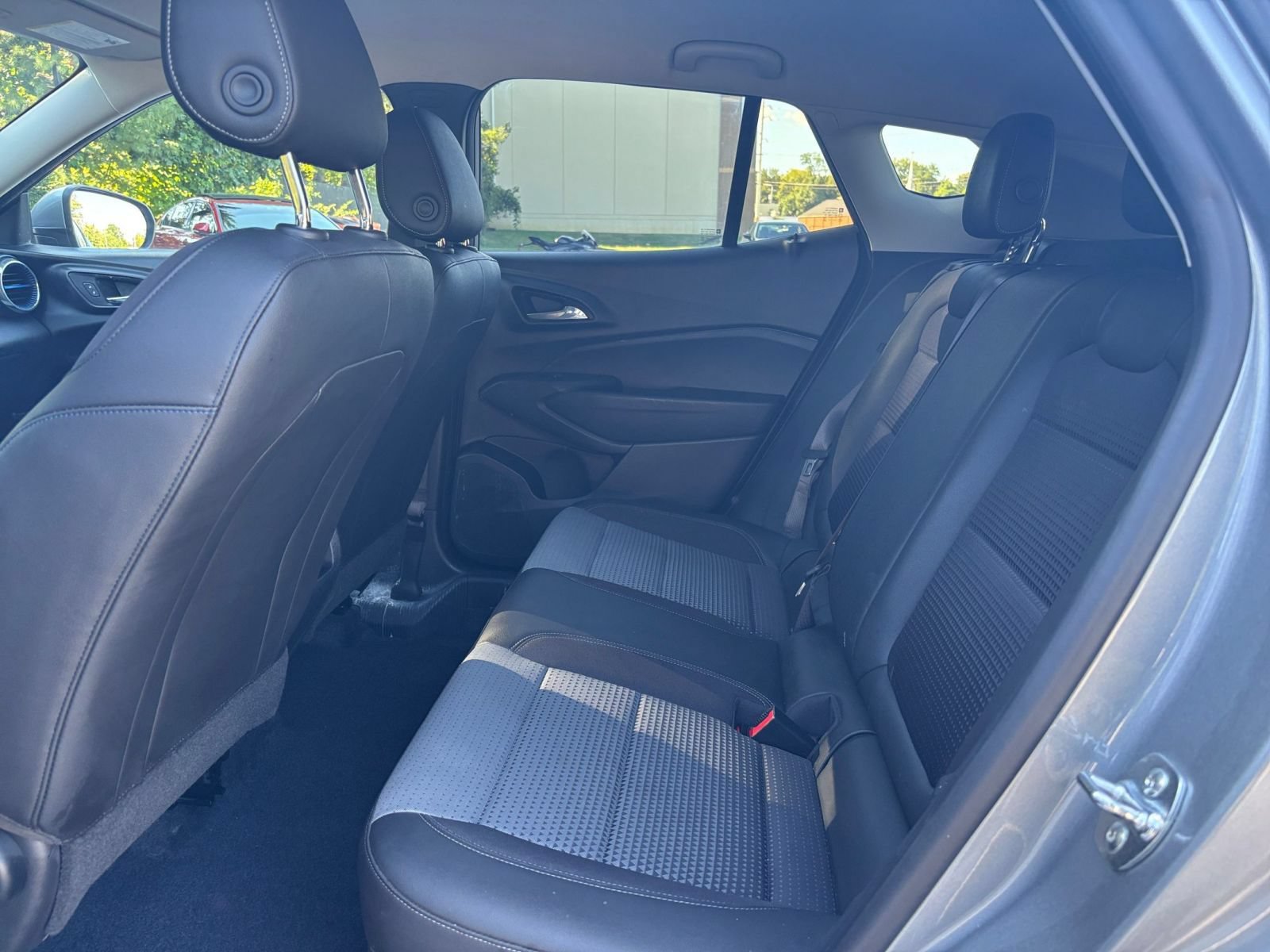 Used 2025 Chevrolet Trax LT w/ LT Convenience Package FWD image 24