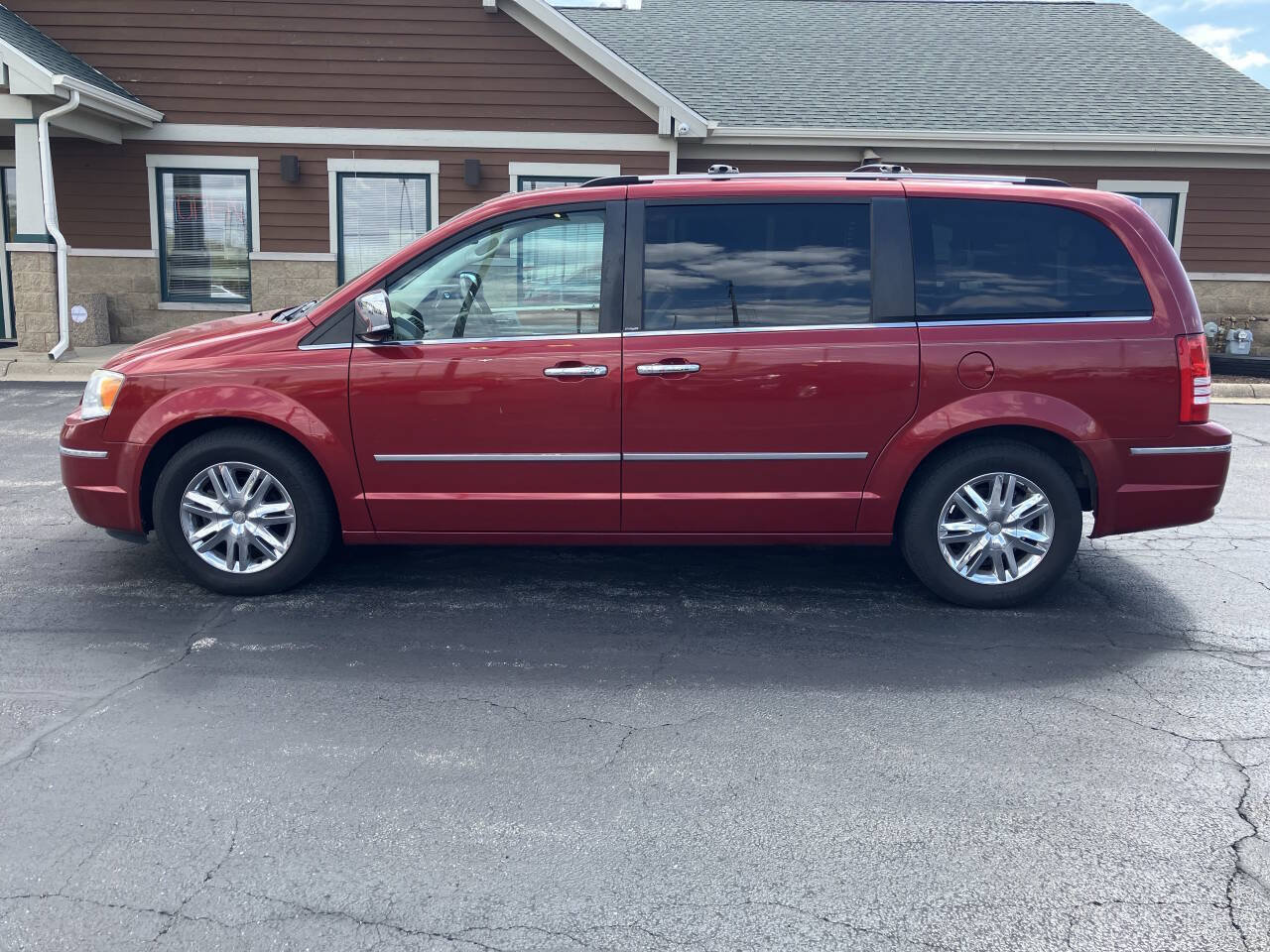 Used 2009 Chrysler Town & Country Limited w/ Entertainment Group #3 FWD image 6