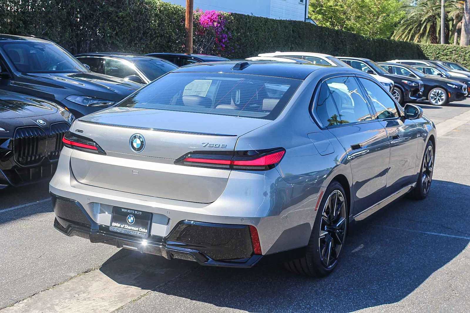 New 2026 BMW 750e xDrive w/ Premium Package image 7