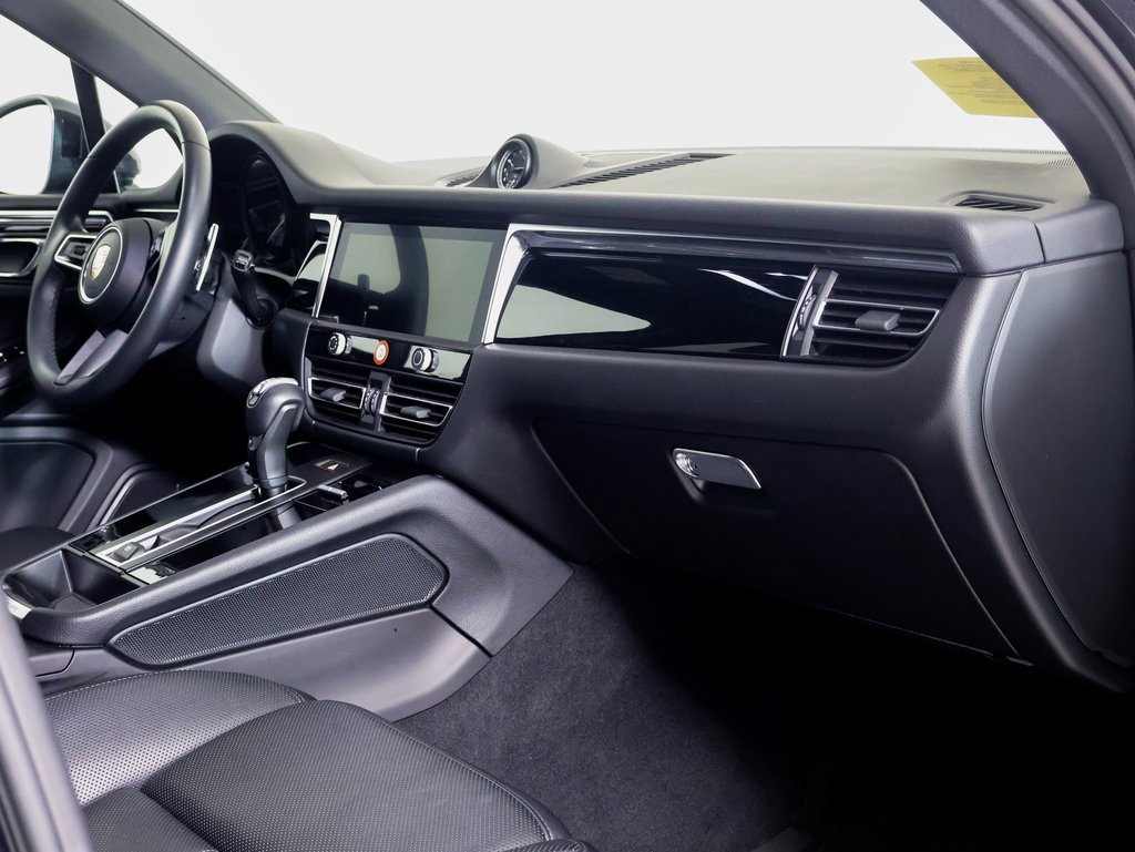 Used 2025 Porsche Macan image 7