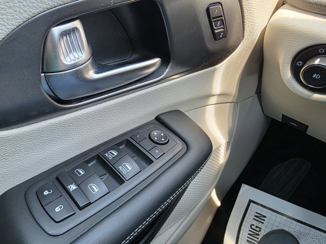 Certified 2023 Chrysler Pacifica Touring-L FWD image 9