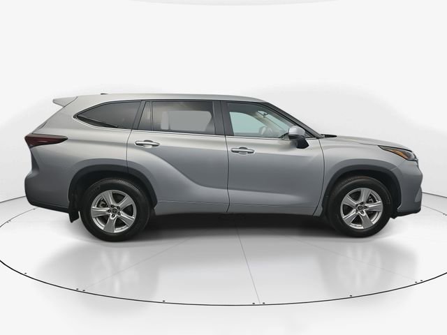 Used 2024 Toyota Highlander LE image 11