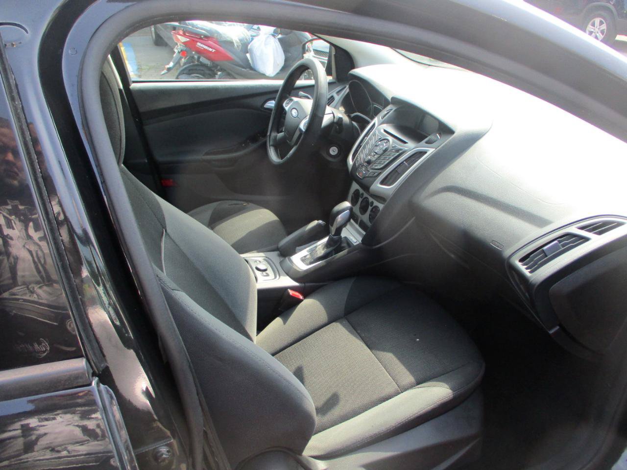 Used 2014 Ford Focus SE w/ SE Winter Package FWD image 8