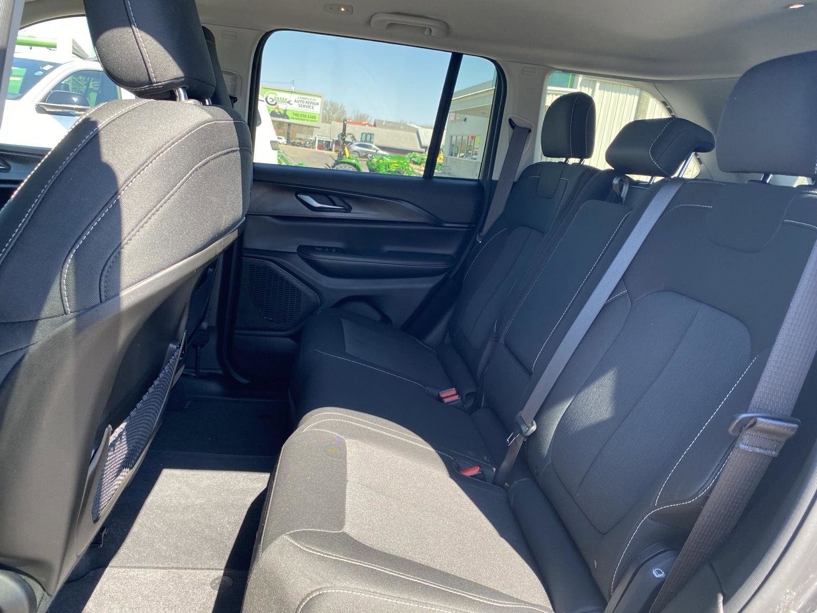 Used 2023 Jeep Grand Cherokee Laredo image 30