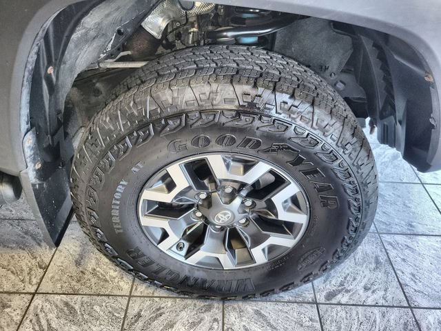 Used 2020 Toyota Tacoma TRD Off-Road w/ TRD Premium Off Road Package AWD/4WD image 10