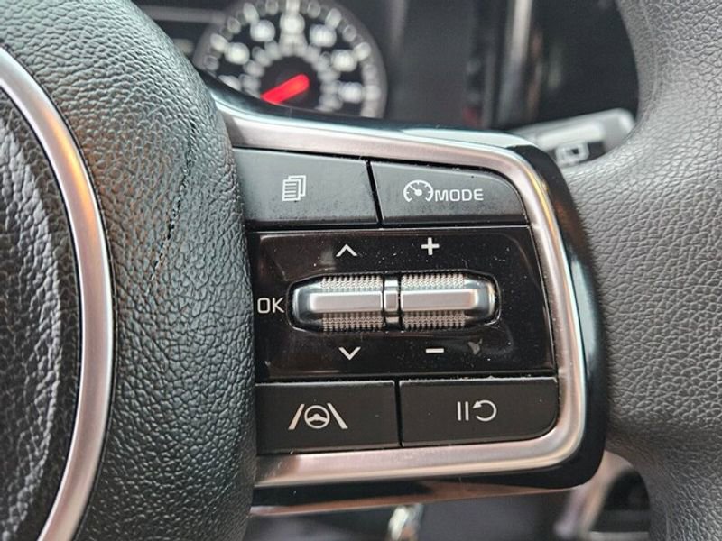 Used 2023 Kia Sorento LX image 27