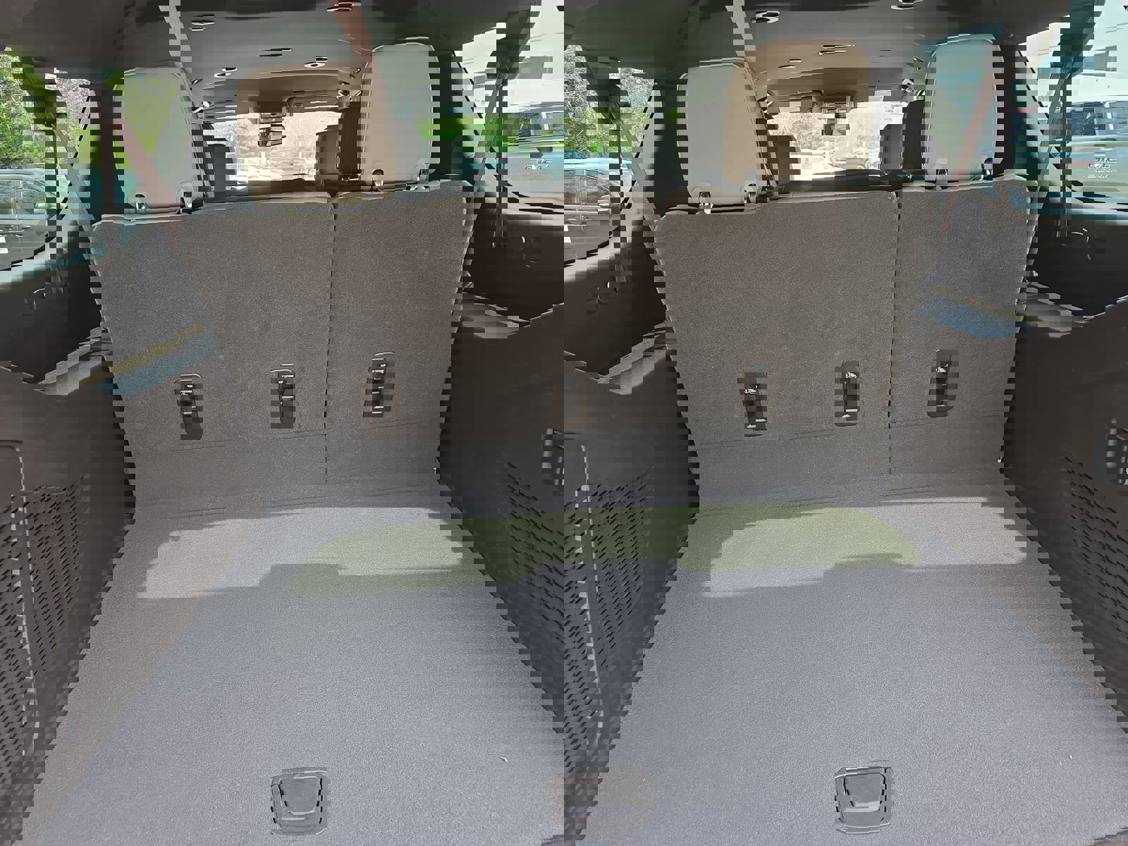 Used 2022 Chevrolet Suburban LT w/ Luxury Package image 13