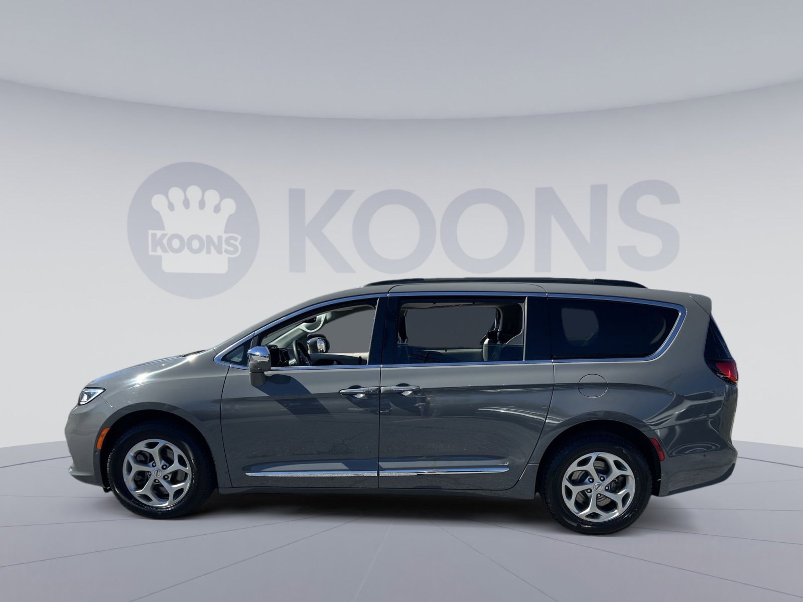 Used 2022 Chrysler Pacifica Limited image 2