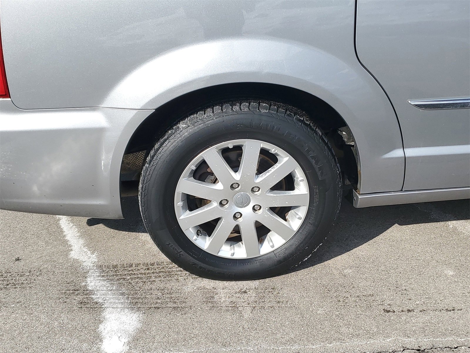 Used 2016 Chrysler Town & Country Touring image 5