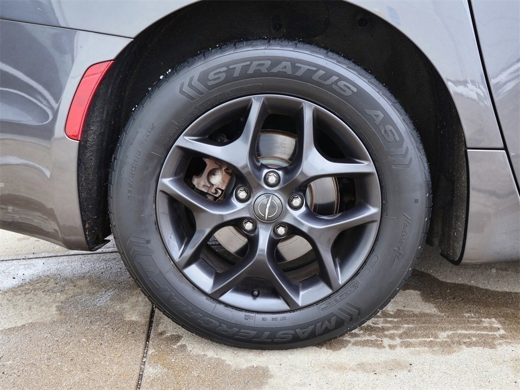 Used 2019 Chrysler Pacifica Touring-L Plus w/ S Appearance Package image 9