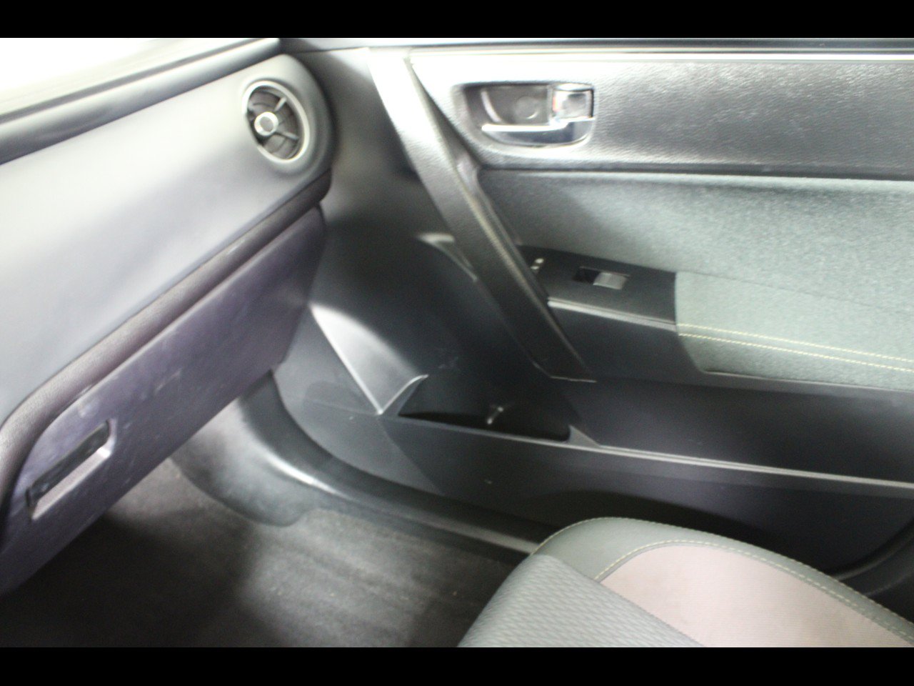 Used 2017 Toyota Corolla LE FWD image 17