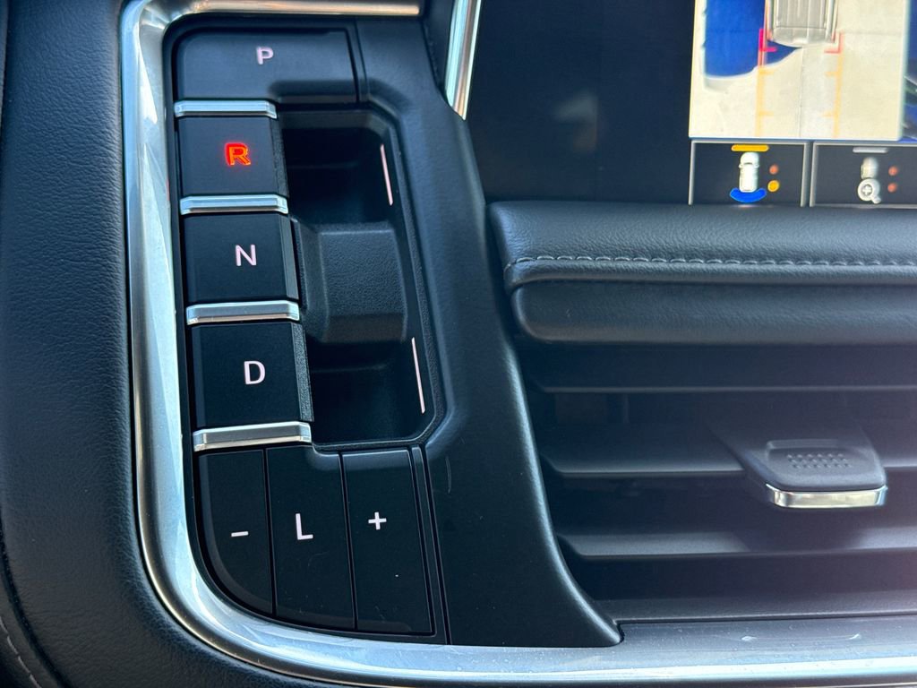 Used 2022 Chevrolet Tahoe Z71 w/ Luxury Package AWD/4WD image 28