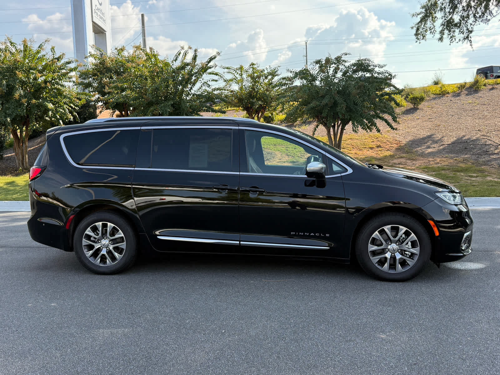 Used 2025 Chrysler Pacifica Pinnacle FWD image 6