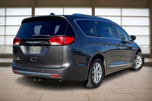 Used 2020 Chrysler Pacifica Touring-L image 2