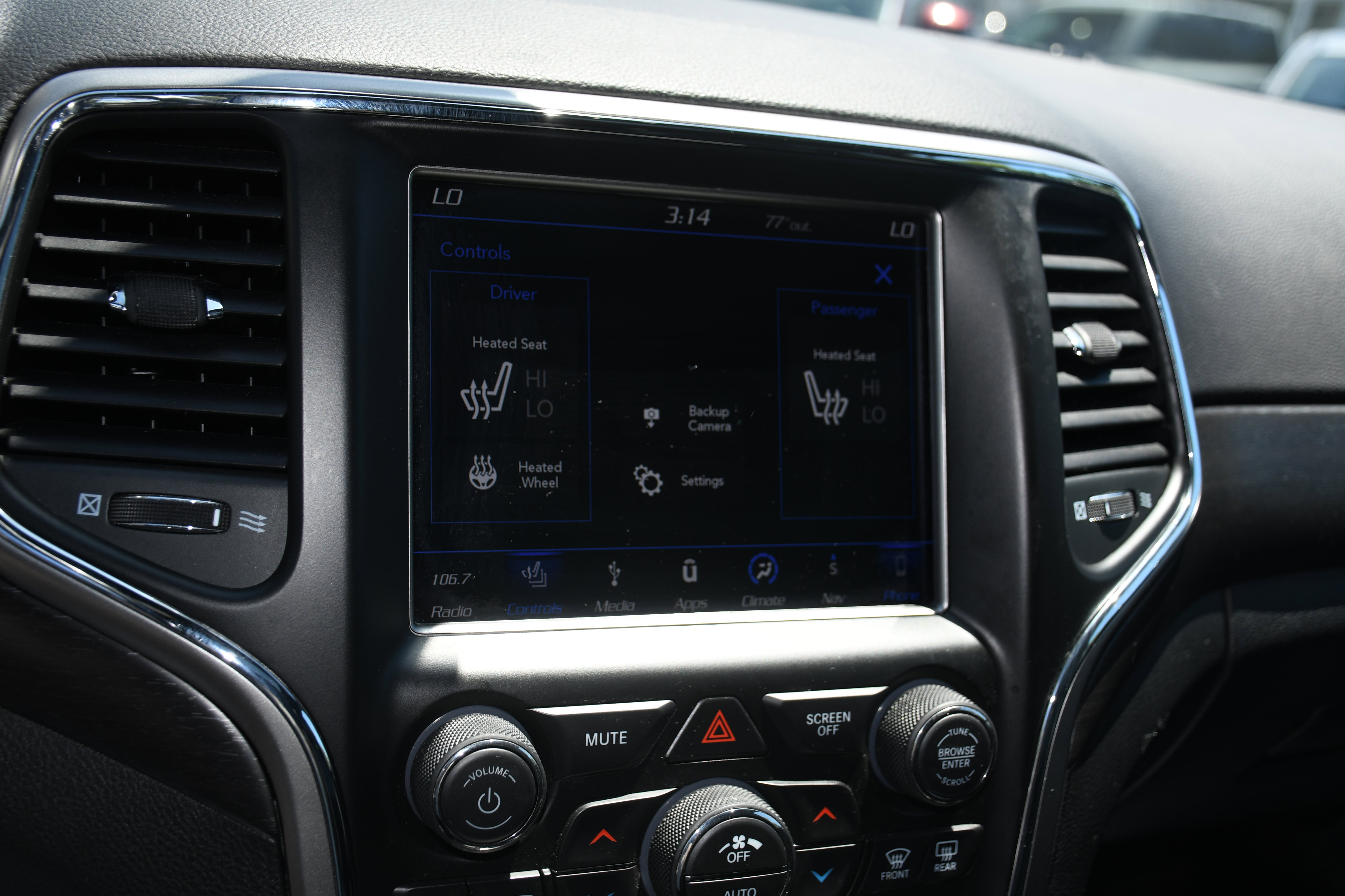 Used 2018 Jeep Grand Cherokee Altitude RWD image 15